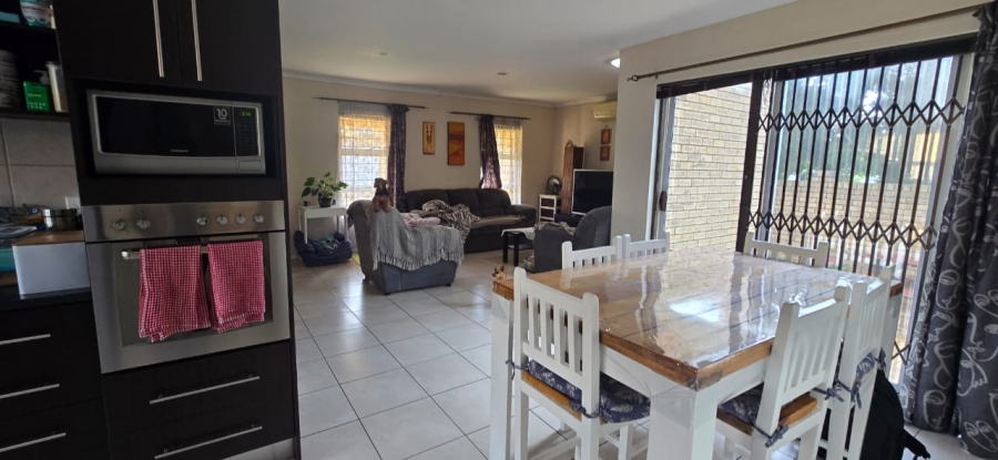 To Let 3 Bedroom Property for Rent in Uitzicht Western Cape